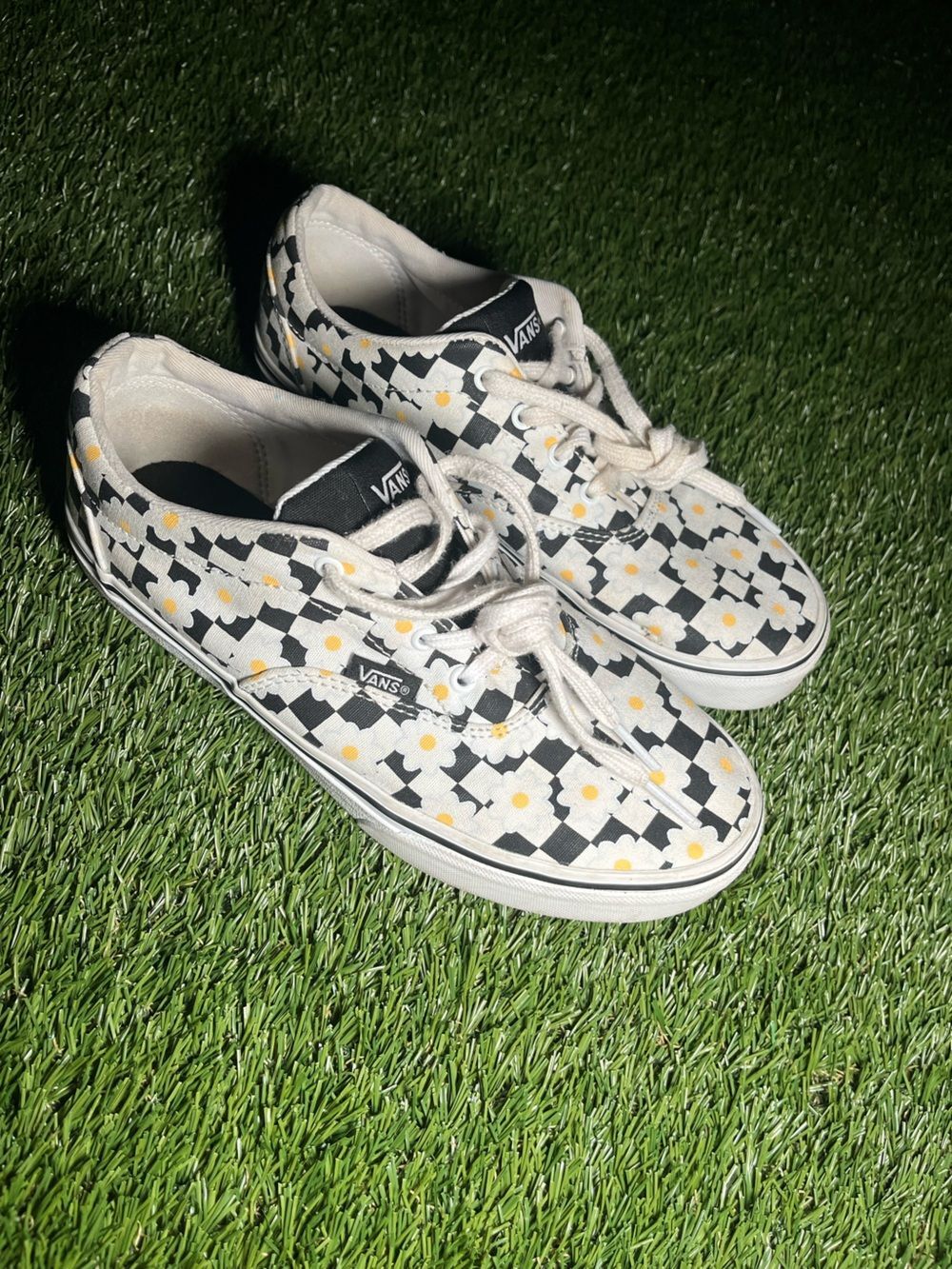 Vans Big Kids 5/ 6.5 Womens Daisy Lace-Up Sneakers - White/Black/Yellow